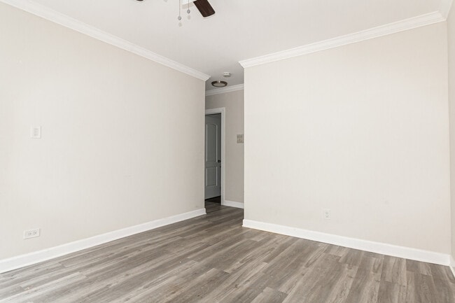 Building Photo - 837 W Cornelia Ave