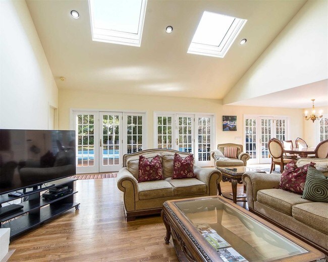 Building Photo - 33 Peacock Path