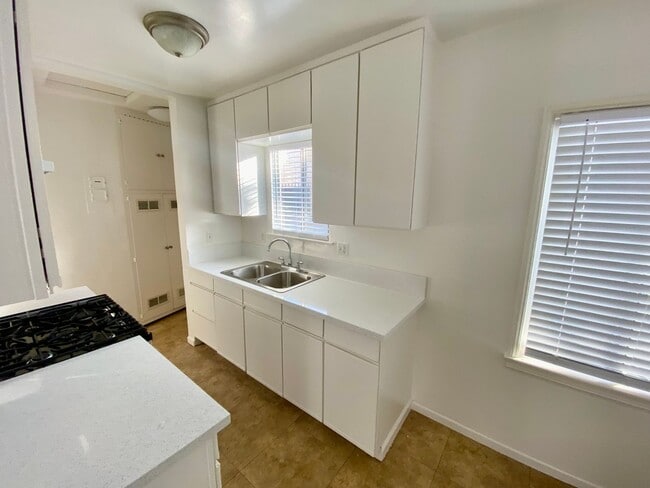 Building Photo - 1-bed, 1-Bath House in Carson $2,100