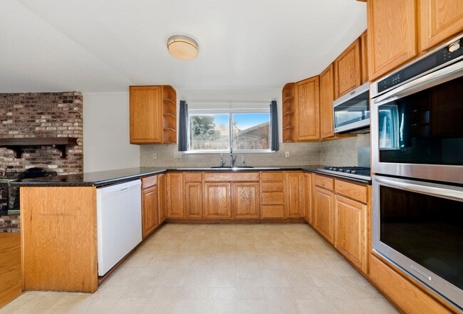 Building Photo - Large Oakland Hills Home With Large Garage/Yard +Laundry Hook-Ups!