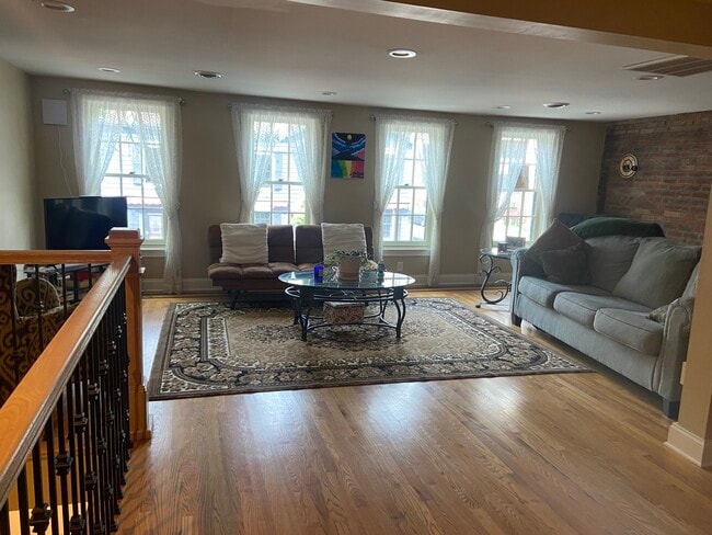 Building Photo - 28 Dove St