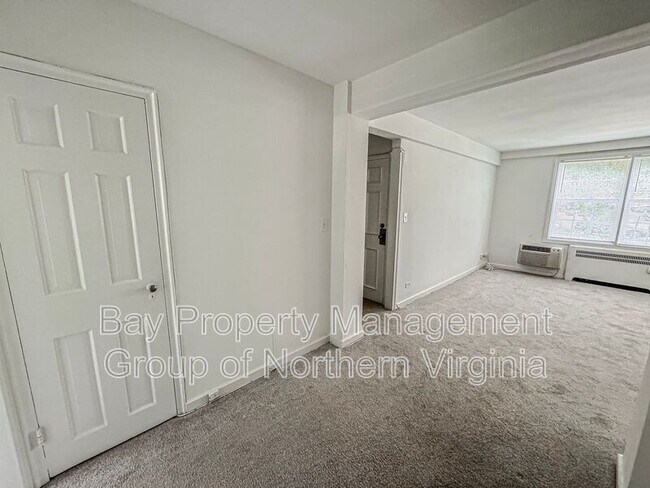 Foto del edificio - 214 N George Mason Dr