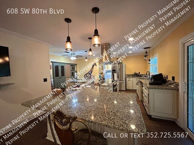 Foto del edificio - 608 SW 80th Blvd