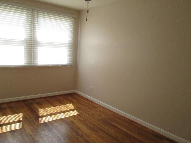 Building Photo - 3BR/2BA Townhome in Dundalk!