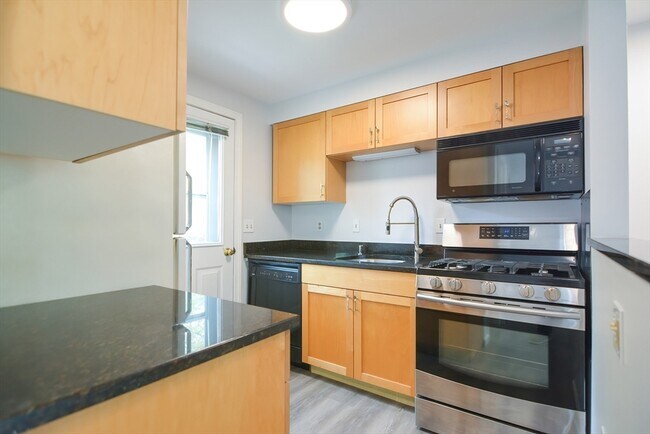 Foto del edificio - 9 Swains Pond Ave