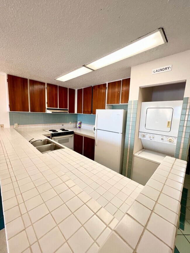 Foto del edificio - Oceanfront 2BR / 2BA Condo at The Sea Village on Ali'i Drive