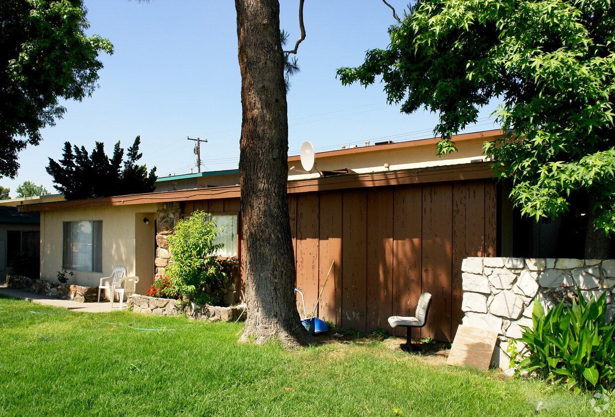 Building Photo - 833 N Vineyard Ave