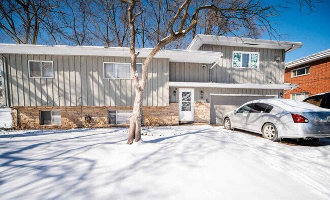 Building Photo - 98 Elmhurst St