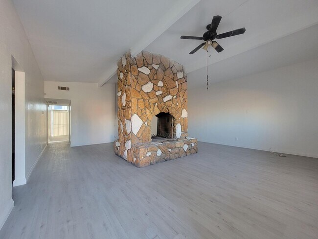 Foto del edificio - Renovated Single Family Home!  Large backy...