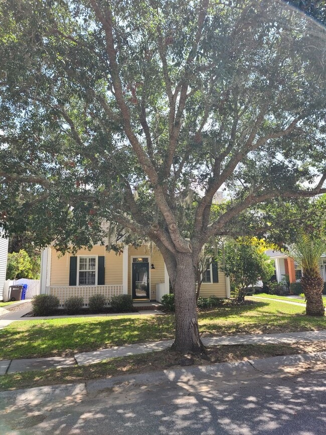 Building Photo - Quick, convenient access to shopping and b...