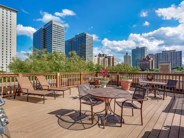 Foto del edificio - 3608 N Pine Grove Ave