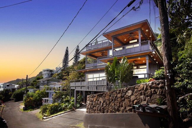 Foto del edificio - Fully Furnished Executive Retreat with Iconic Views - Stunning Sunrises - Elevated Island Living