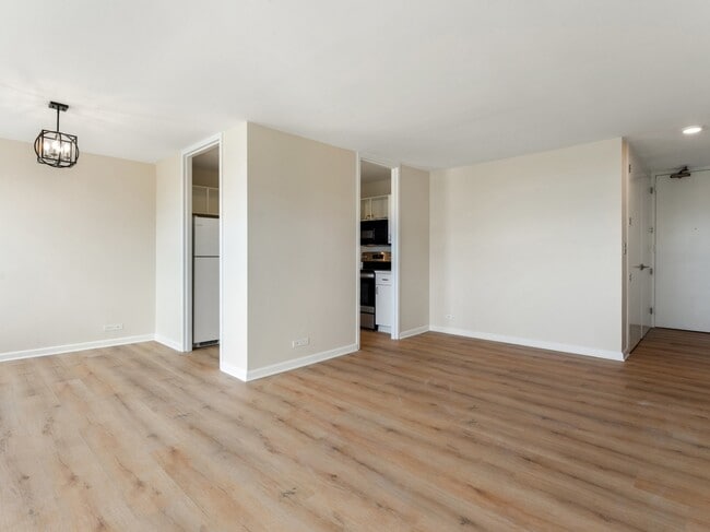 Building Photo - 1700 E 56th St