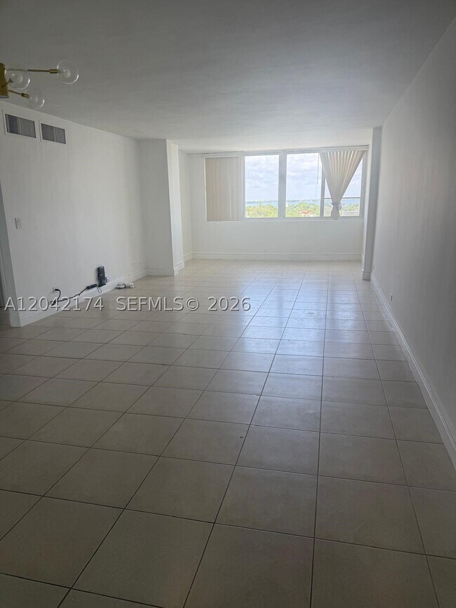Building Photo - 5005 Collins Ave