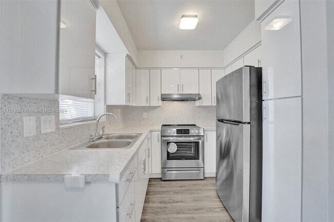 Building Photo - 5300 Hollywood Blvd