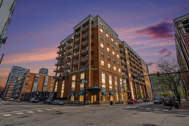 Building Photo - 950 W Monroe St