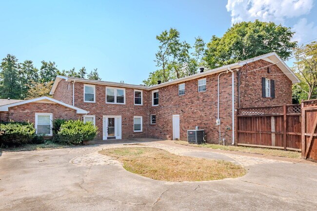 Building Photo - 6 Bedrooms!!!!! 4 Baths! 2 kitchens!  Donelson Area