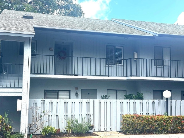 Building Photo - 2335 SW 22nd Ave