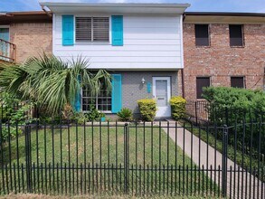 Building Photo - 404 1st St