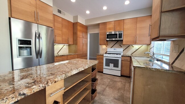 Building Photo - Beautiful Home in Quiet Neighborhood.