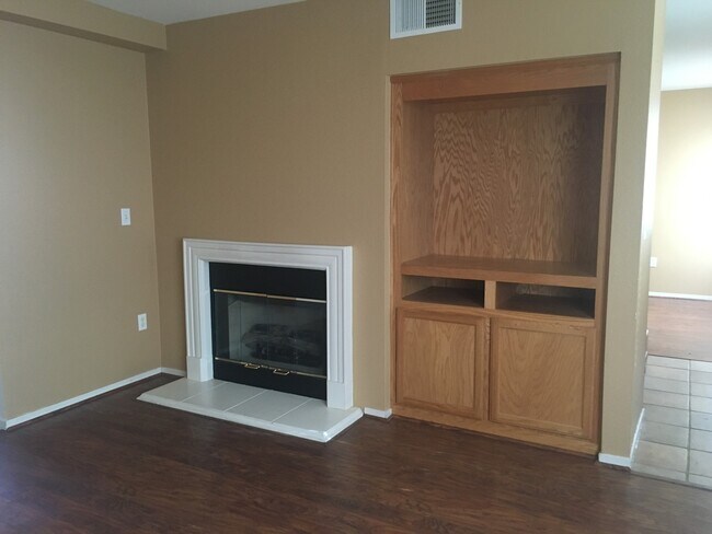 Foto del edificio - Split Level 4 Bedroom  2.5 Bath Town Home
