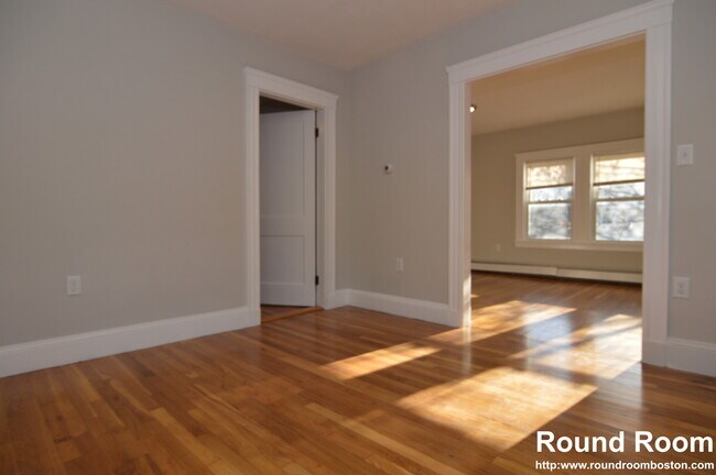 Building Photo - 275 River St