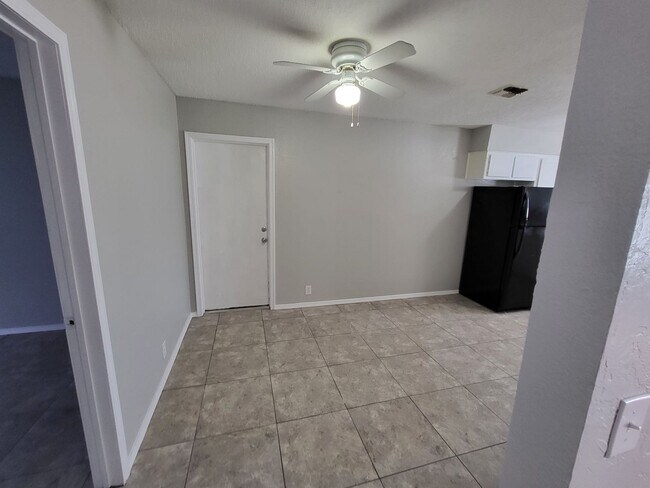 Foto del edificio - 2 bedroom 1 bathroom house with 1 car gara...