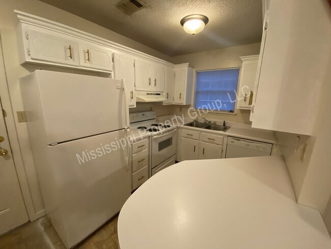 Building Photo - 2BR/2.5BA