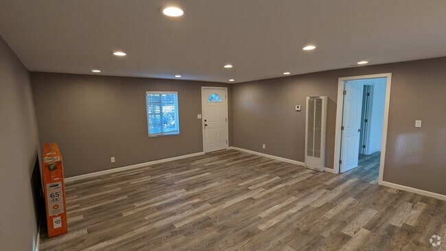 Building Photo - 655 W Beverly Dr