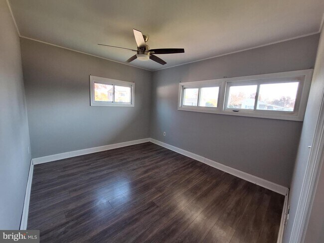 Building Photo - 285 Willow Dr