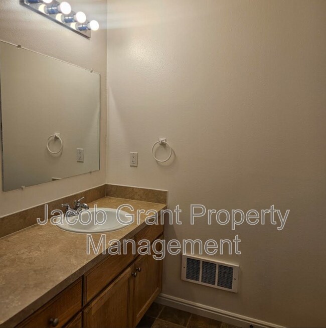 Building Photo - 955 Eve Dr