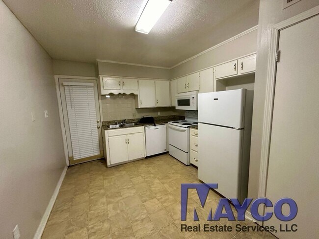 Building Photo - 2 bedroom downstairs unit at Grand Oaks Apartments!