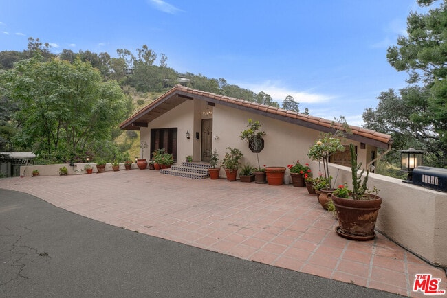 Building Photo - 10160 Cielo Dr