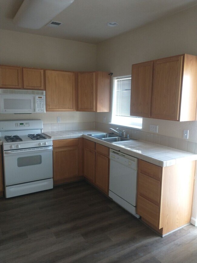 Building Photo - 2 Bedroom 2 1/2 Bath Townhome near UNR