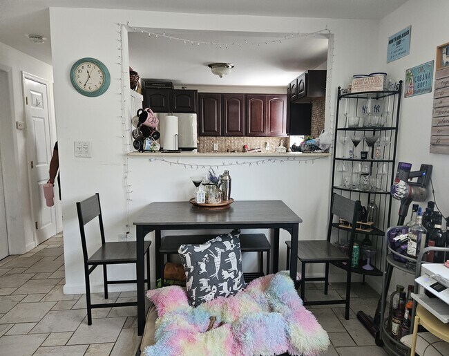 Eat In Area - 519 E Harrison St