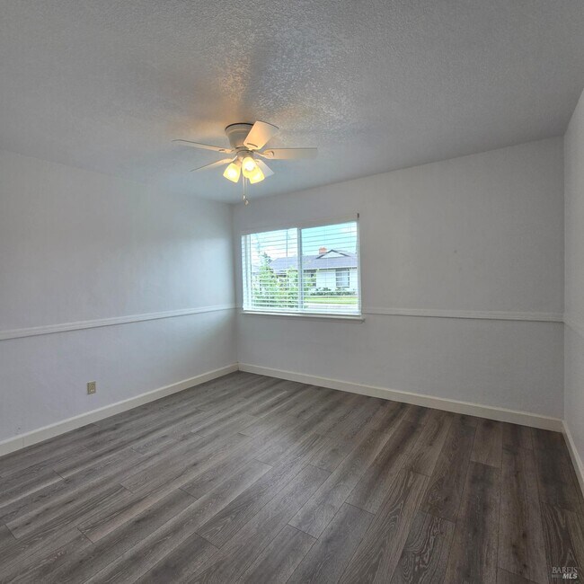 Foto del edificio - 102 Laurel St