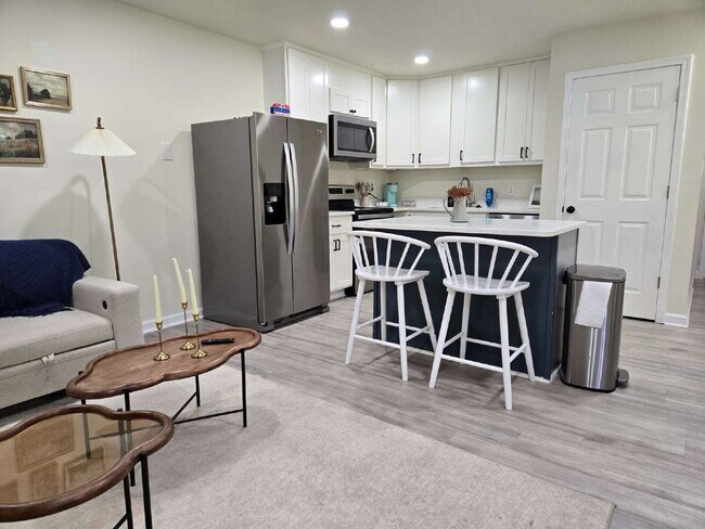 Foto del edificio - Fully Furnished Two Bedroom
