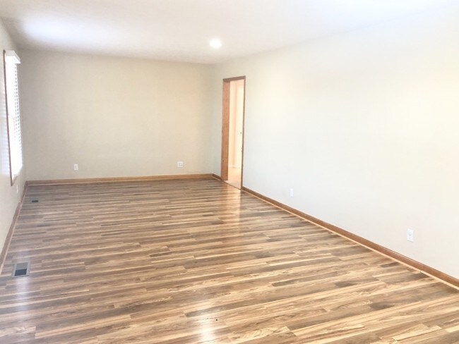 Foto del edificio - 4990 Tunnel Hill Rd