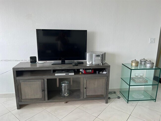 Building Photo - 18021 Biscayne Blvd