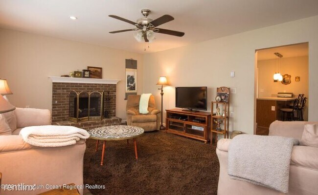 Foto del edificio - 5 br, 2 bath House - 133 Waldron Rd