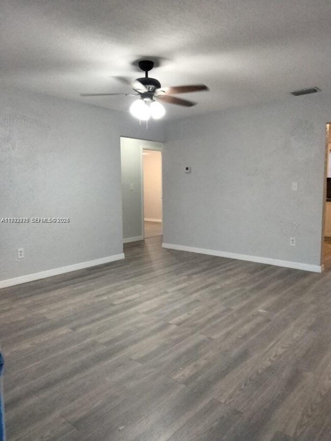 Building Photo - 826 SW 5th Ct