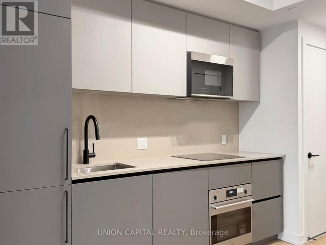 Building Photo - 35 Parliament St