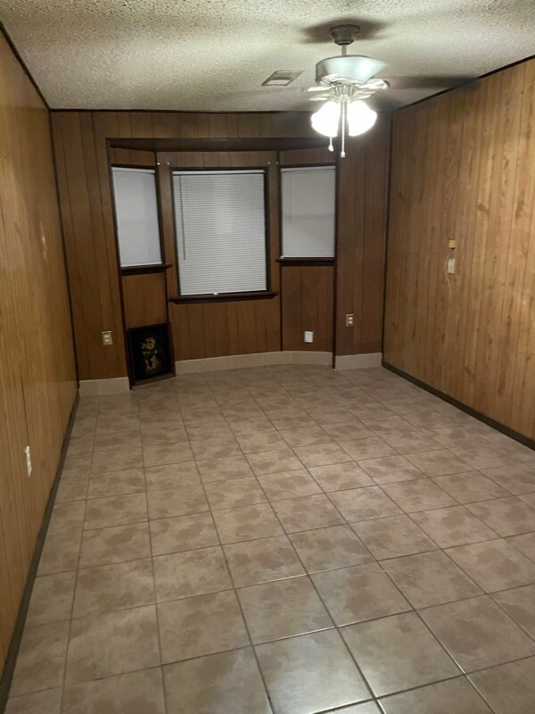 Foto del edificio - 648 Bannerwood Dr
