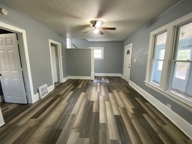 Foto del edificio - Roomy Goodyear Heights 5-Bed with Finished...