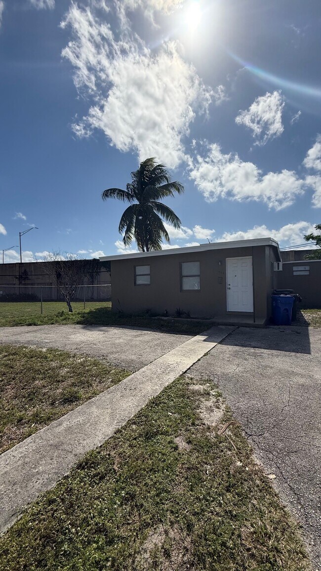 Foto del edificio - 1708 Lauderdale Manor Dr