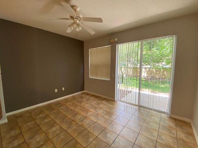 Building Photo - Three Bedroom unfurnished town house (Kiss...