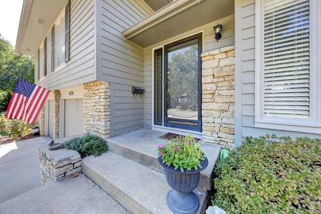 Foto del edificio - {9534} Updated Nall Hills Home + Two Car Garage + Finished Basement + 3 Full Baths!