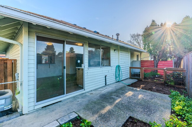 Building Photo - 14225 SW Rocklynn Pl
