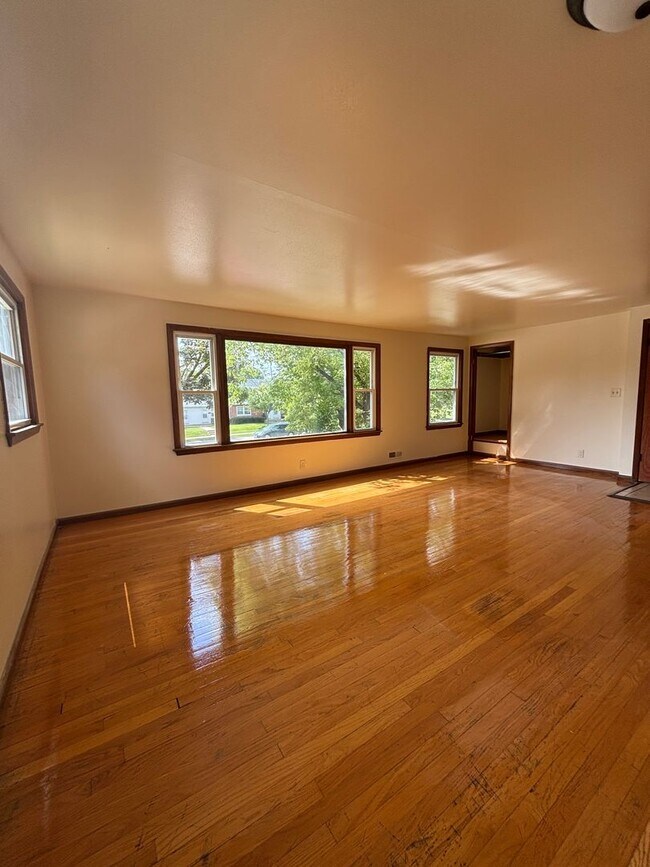 Building Photo - 8600 W Hampton Ave