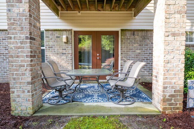 Building Photo - OFF-SEASON FURNISHED MONTHLY RENTAL AVAILABLE JAN '26